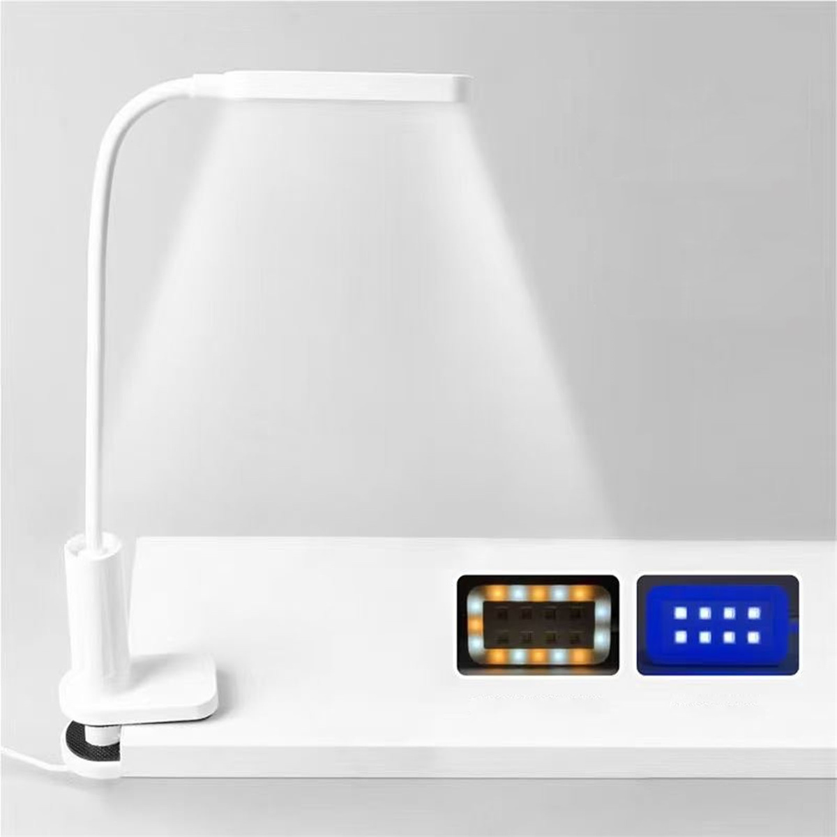 Eine weiße Schreibtischlampe mit flexiblem Hals, mit zwei USB-Anschlüssen am Sockel.