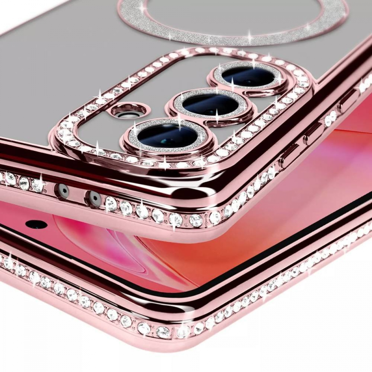 Nahaufnahme einer roségoldenen Handyhülle mit Strasssteinen um die Kamera.