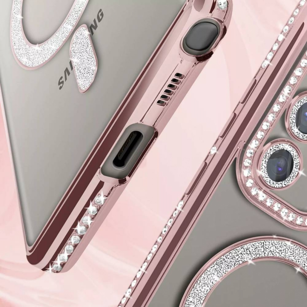Nahaufnahme einer roségoldenen Handyhülle mit Strasssteinen. Samsung-Logo sichtbar. Detailliertes Design.