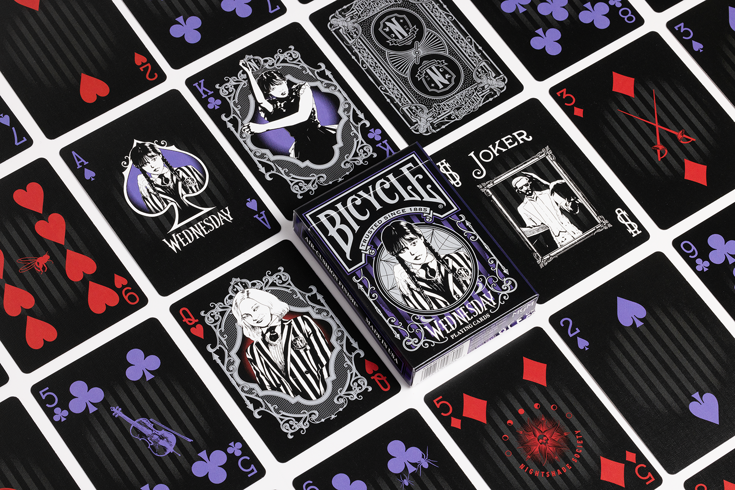 Spielkarten von Wednesday Addams mit Bicycle-Logo und schwarzem Hintergrund mit Kartenfarben.