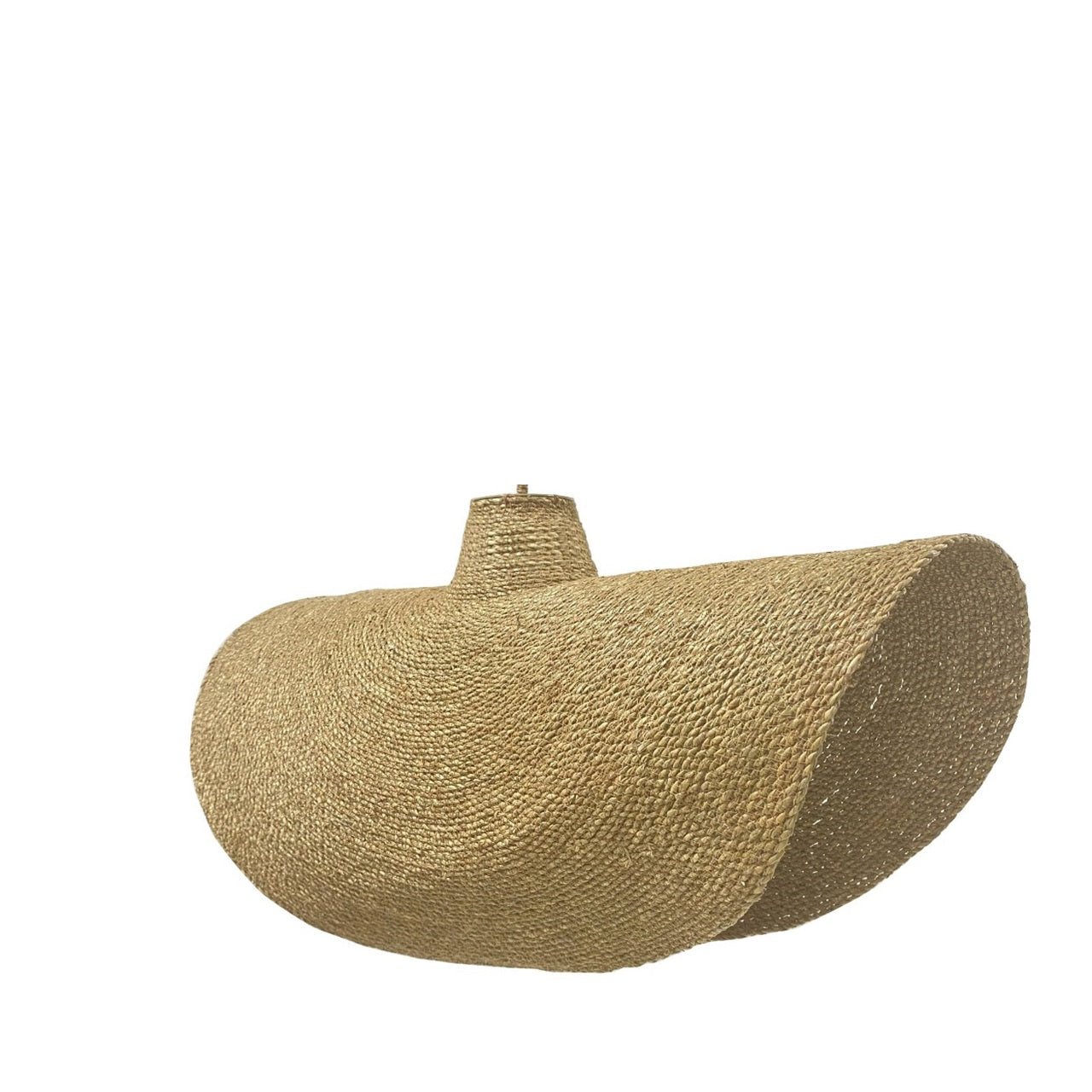 Gewebter Lampenschirm mit geschwungenem Design. Beige Farbe. Weißer Hintergrund.