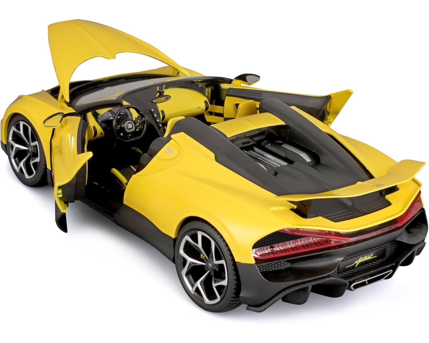 Gelber Bugatti Sportwagen mit geöffneten Türen und Motorhaube. Innenraum sichtbar.