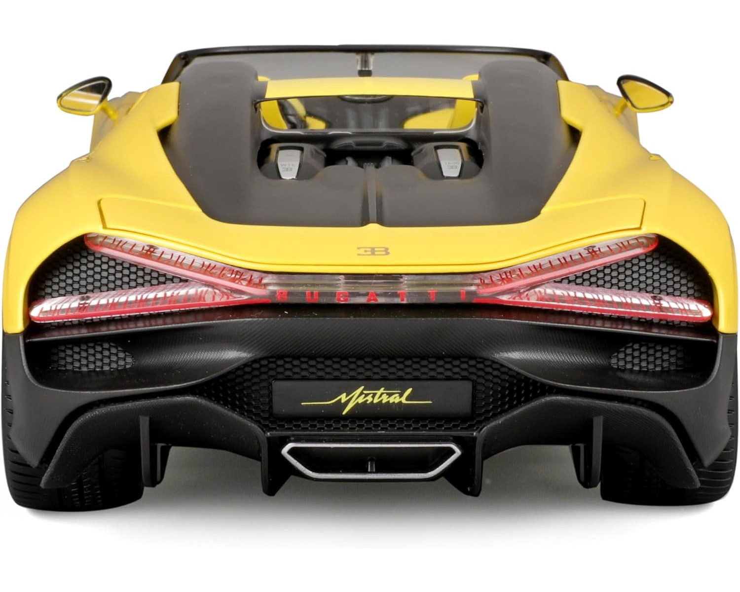 Gelber Bugatti Mistral, Rückansicht. Mit Mistral-Schriftzug und Rückleuchten. Schwarze Akzente.