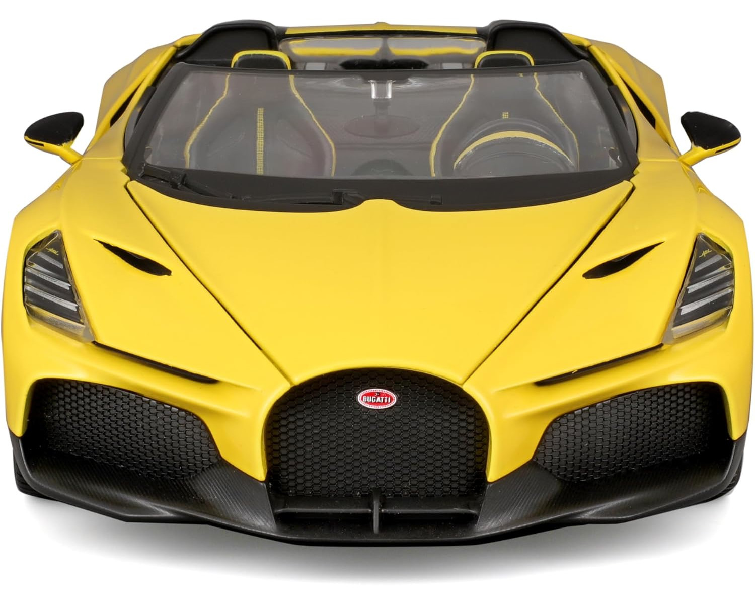 Gelbes Sportauto. Schwarzer Grill und Details. Bugatti-Logo. Frontansicht.