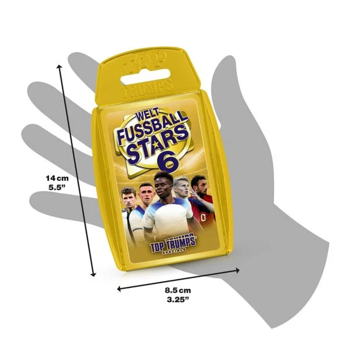 Hand hält eine gelbe Kartenspielbox mit Fußballspielern, auf weißem Hintergrund.