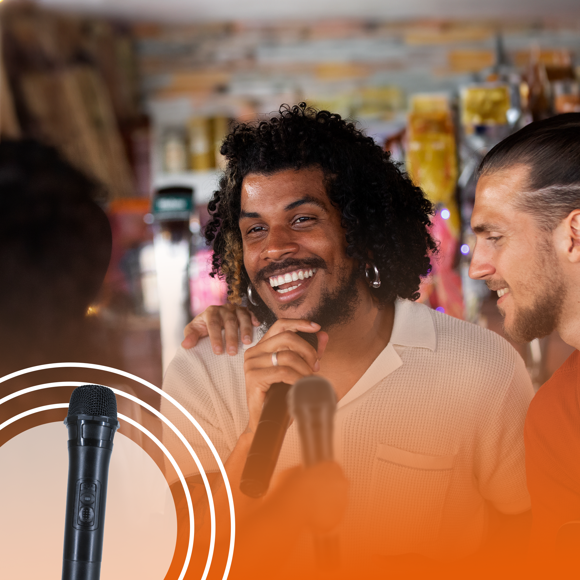 Deux hommes tenant des micros, souriant, dans un cadre de bar.
