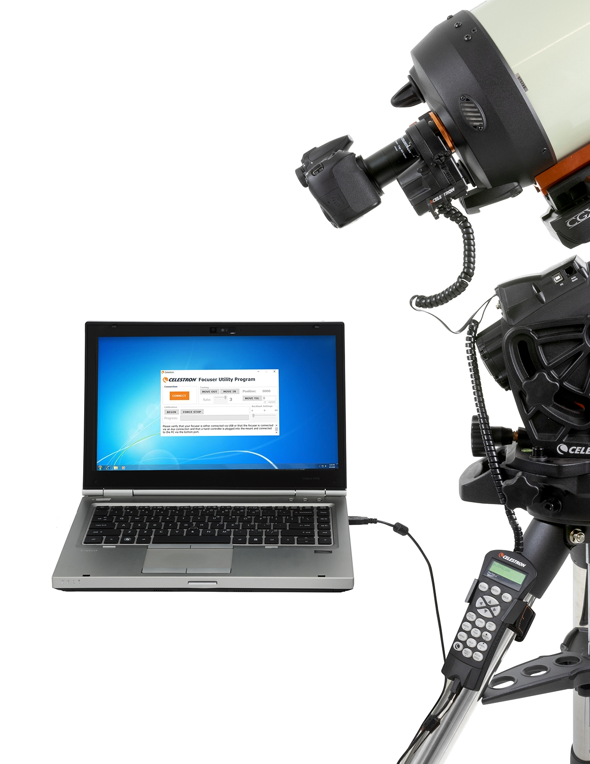 Teleskop und Laptop mit Kabel verbunden, weißer Hintergrund.