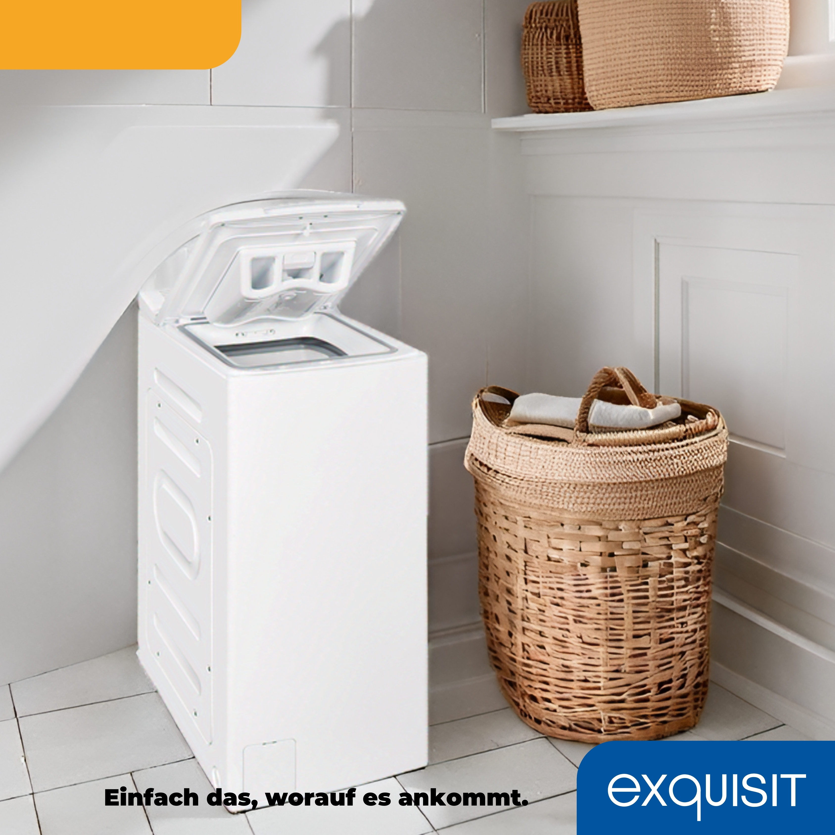 Weiße Waschmaschine mit offenem Deckel, Wäschekorb und Regal mit Körben.