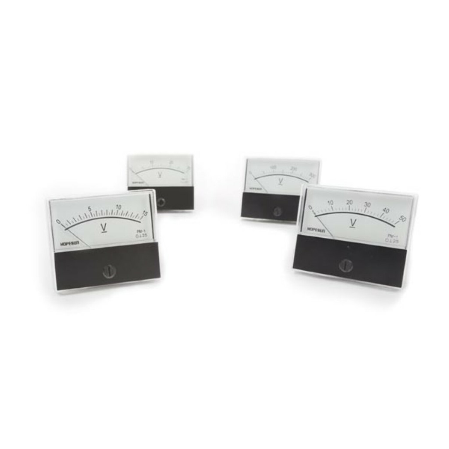 Vier kleine Voltmeter mit schwarz-weißen Gesichtern auf weißem Hintergrund.