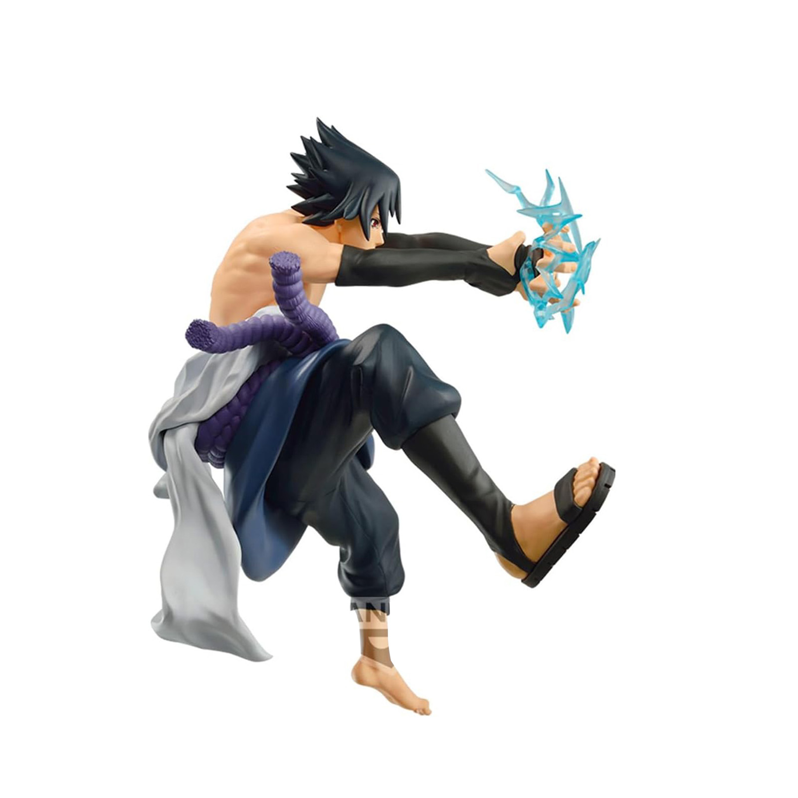 Figura de anime de un hombre con cabello negro, pantalones negros y sandalias, con energía azul.