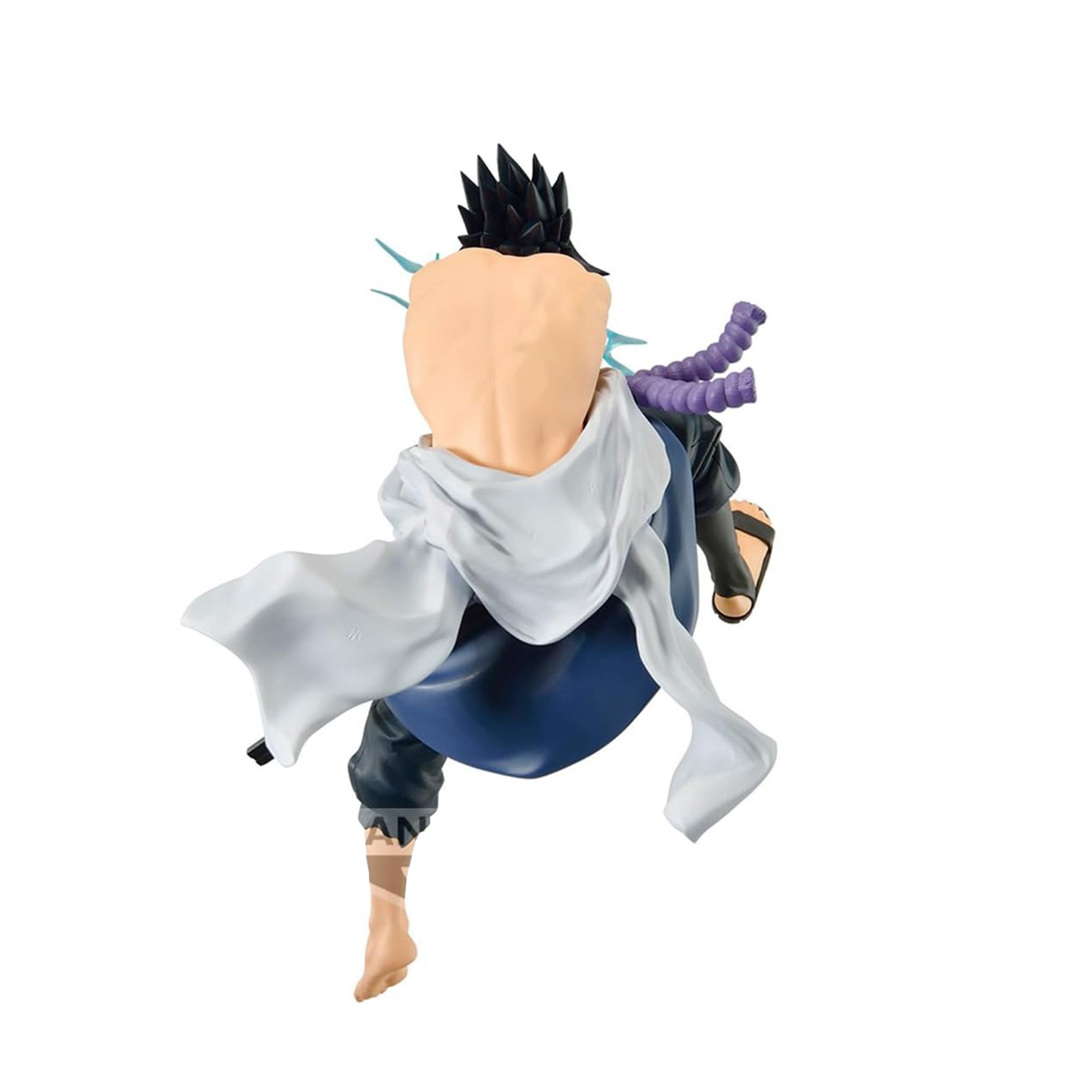 Figura de anime de un personaje corriendo. Capa blanca, pelo negro y acentos azules visibles.