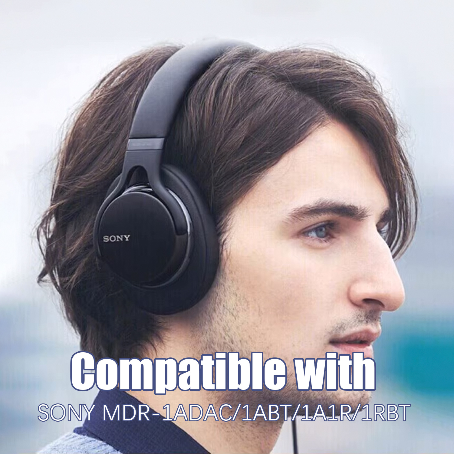 Man met zwarte Sony-hoofdtelefoon. Tekst 'Compatible with' en modelnummers zijn zichtbaar.