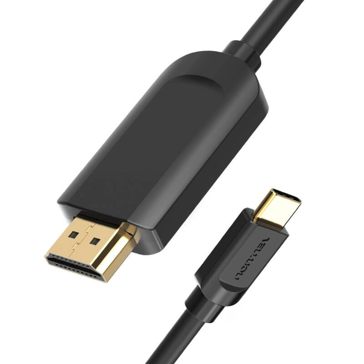 Cable HDMI a USB-C negro con conectores dorados, sobre fondo blanco.