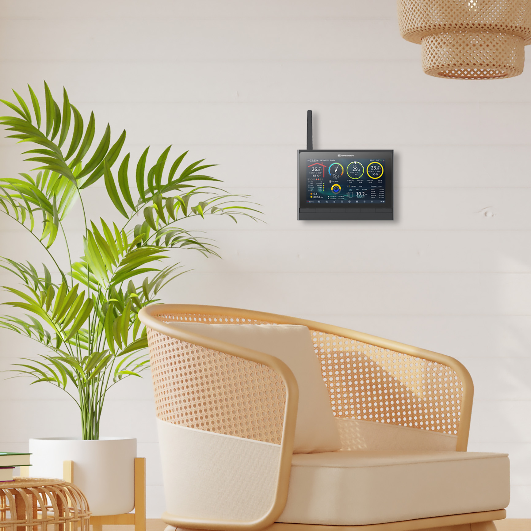 Modernes Interieur mit Wanddisplay, Pflanze und beigem Stuhl.