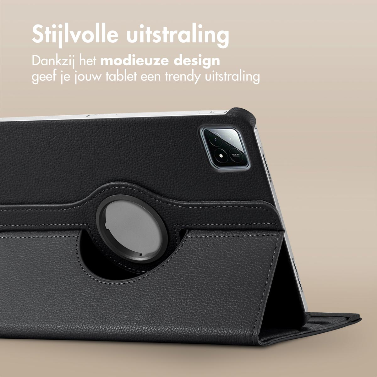 Étui de tablette noir avec une tablette à l'intérieur, vue en angle.