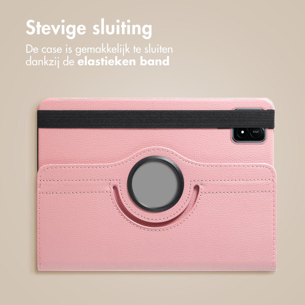 Roze tablethoes gesloten met een elastiek. De hoes heeft een roterende houder.