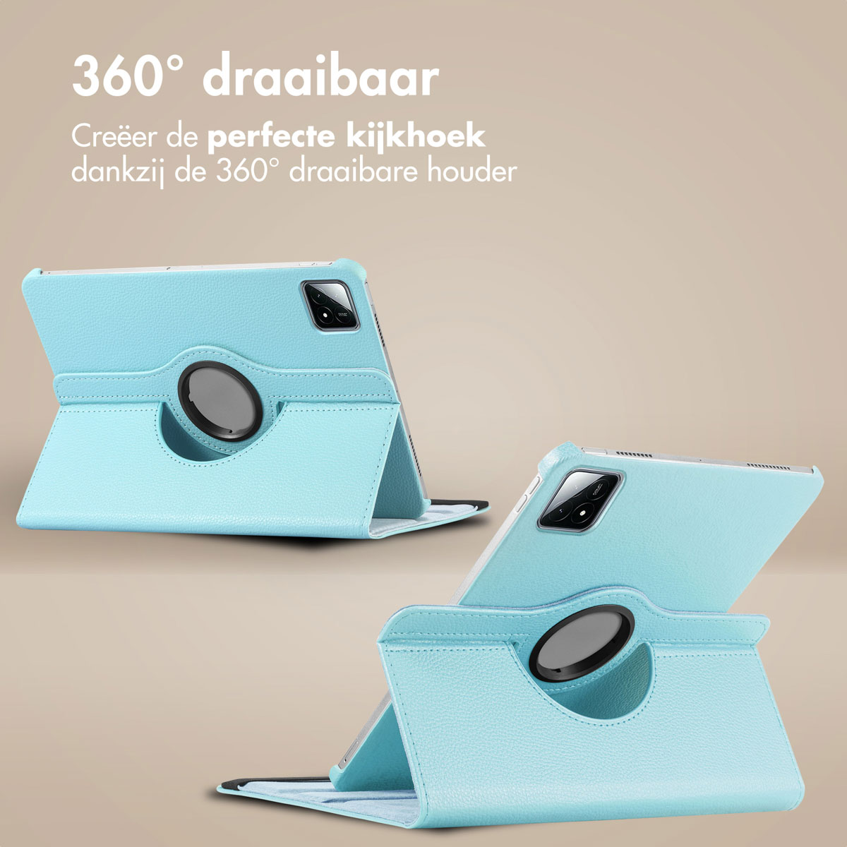 Lichtblauwe tablethoes met draaiende ring. De tablet staat in verschillende posities. Beige achtergrond.