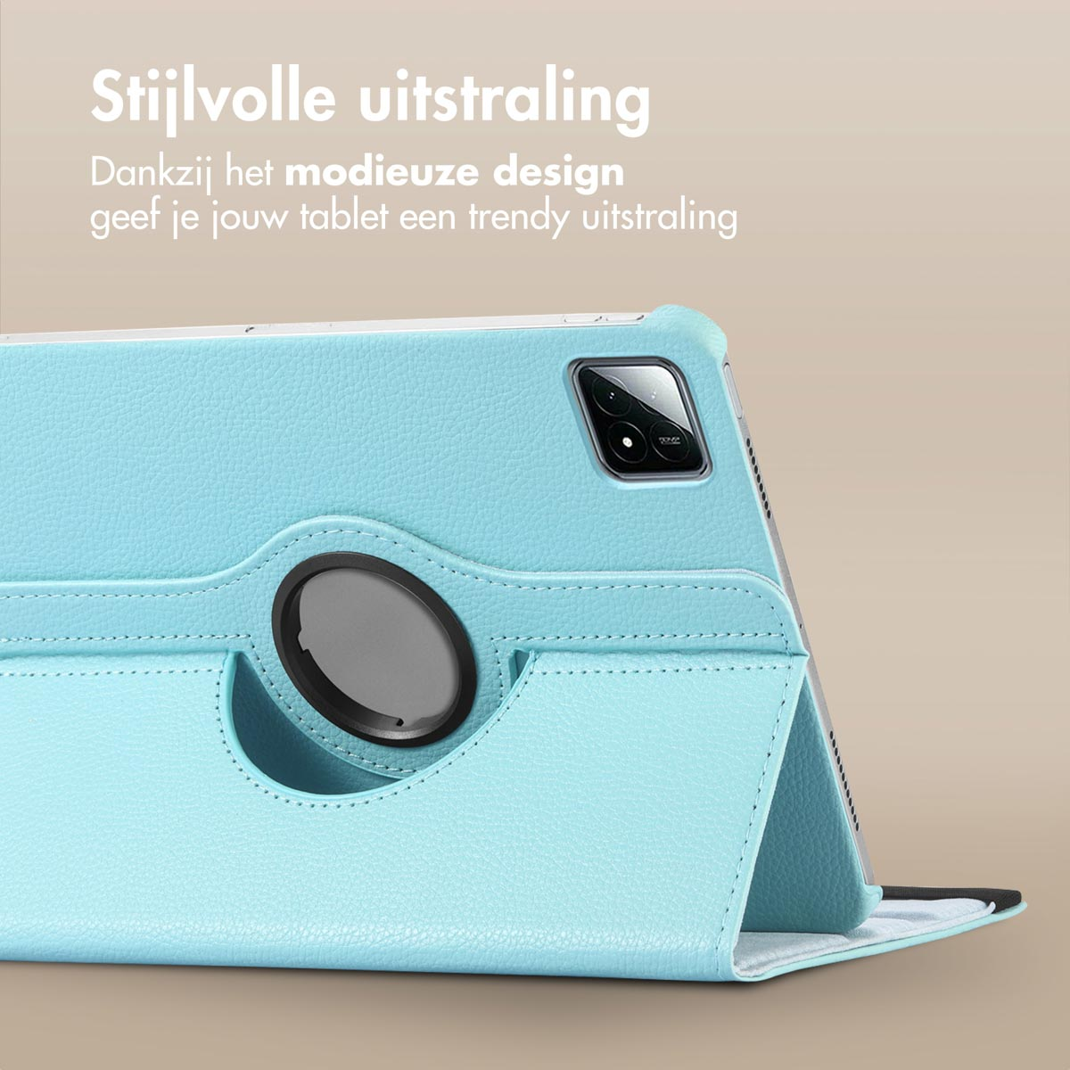 Lichtblauwe tablethoes met een draaibare standaard. Tekst over een trendy design.