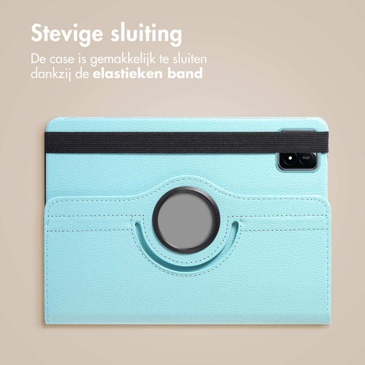 Een lichtblauwe tablethoes is gesloten met een zwarte elastische band. De achtergrond is beige.