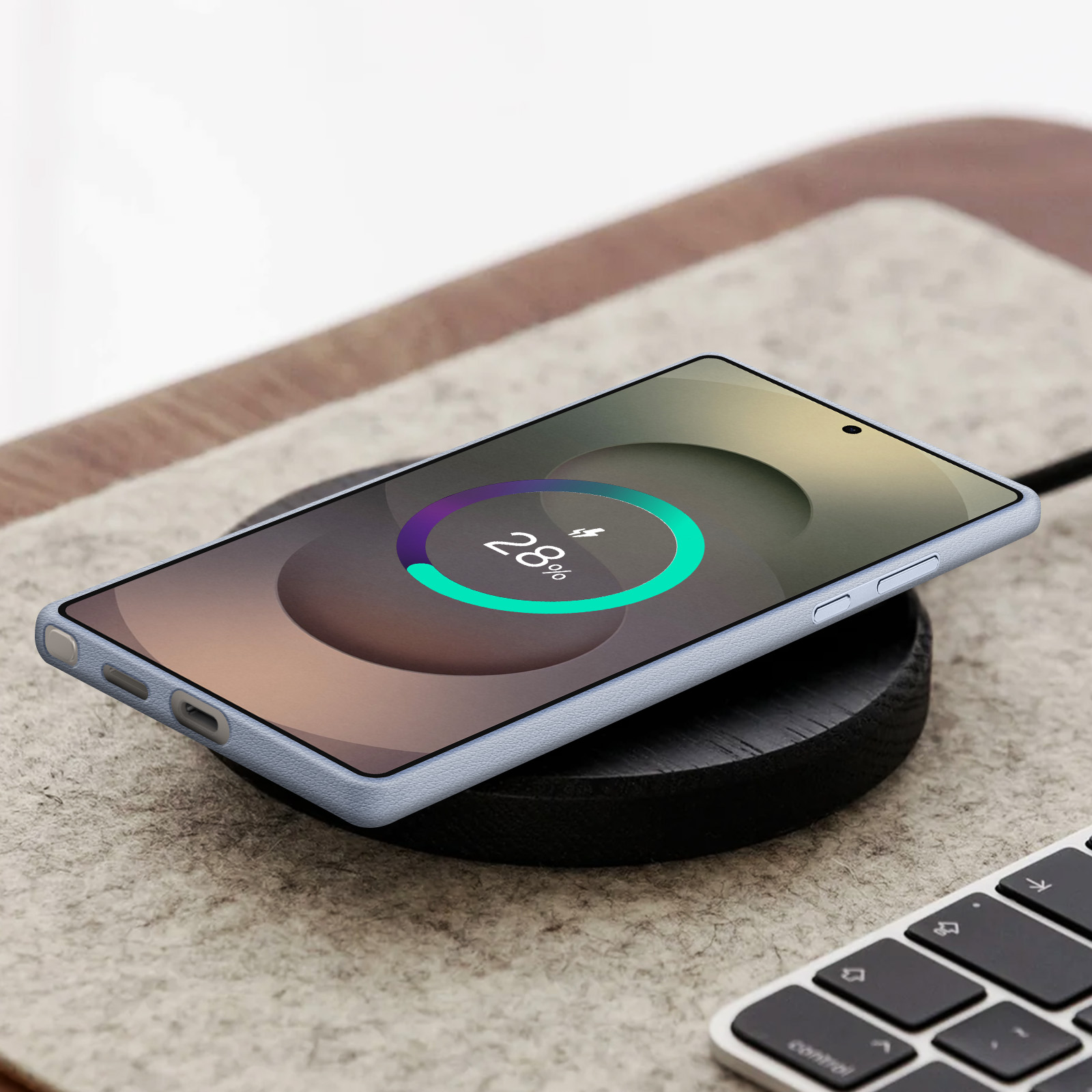 Telefon ładuje się na ładowarce bezprzewodowej. Ekran wyświetla animację ładowania.