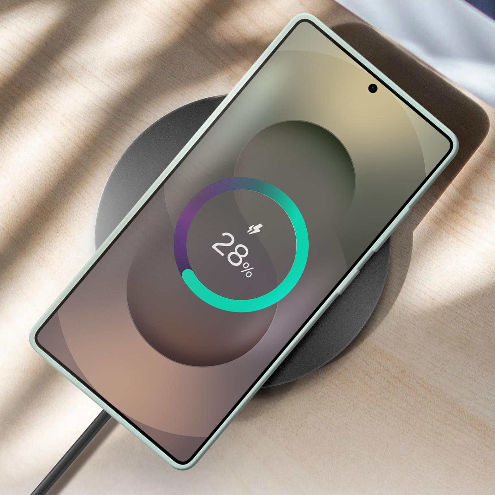 Zbliżenie bębna pralki z wewnętrznymi elementami.