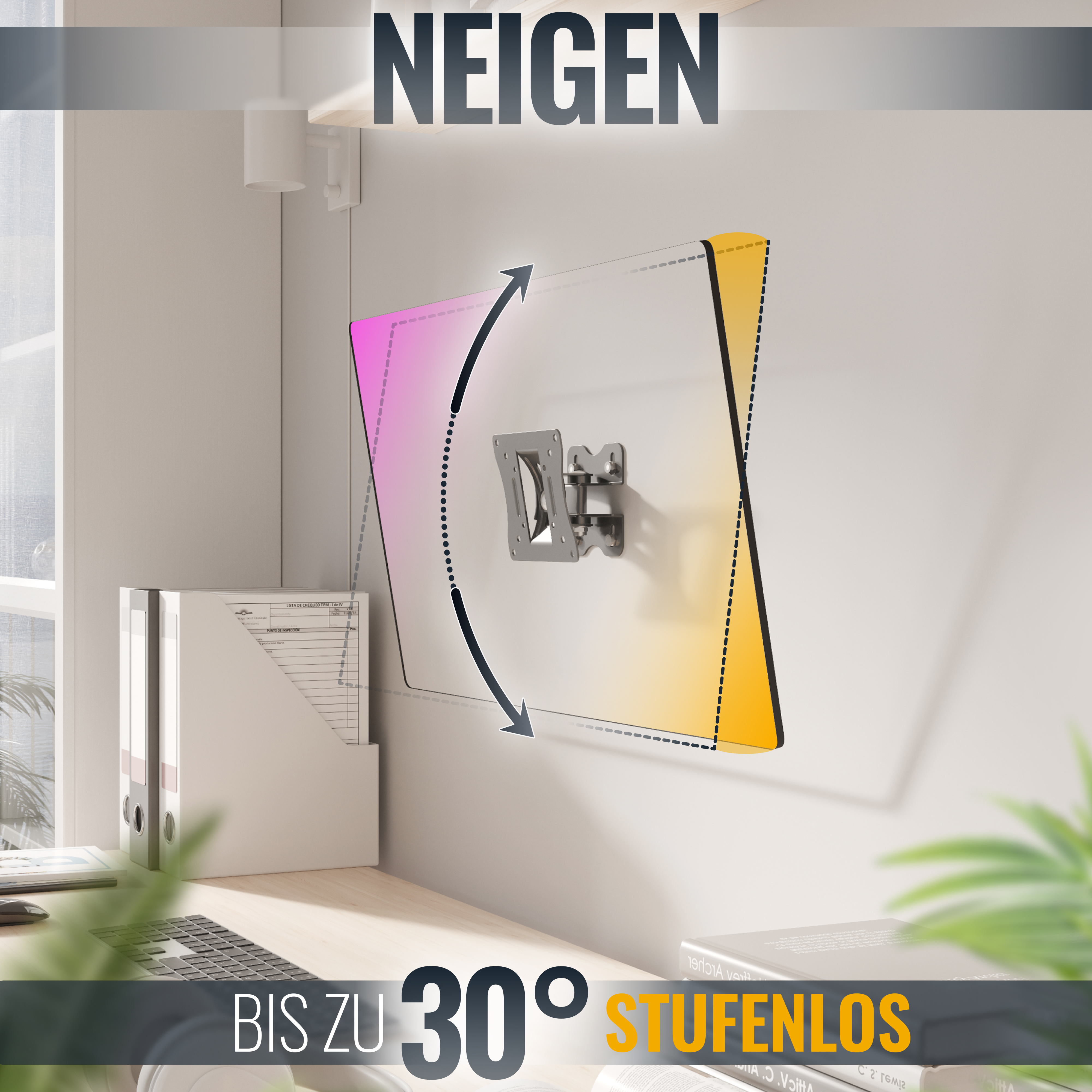 TV-Halterung zeigt Neigungswinkel bis zu 30 Grad. Schreibtisch, Wand und verschiedene Büroartikel sind ebenfalls sichtbar.