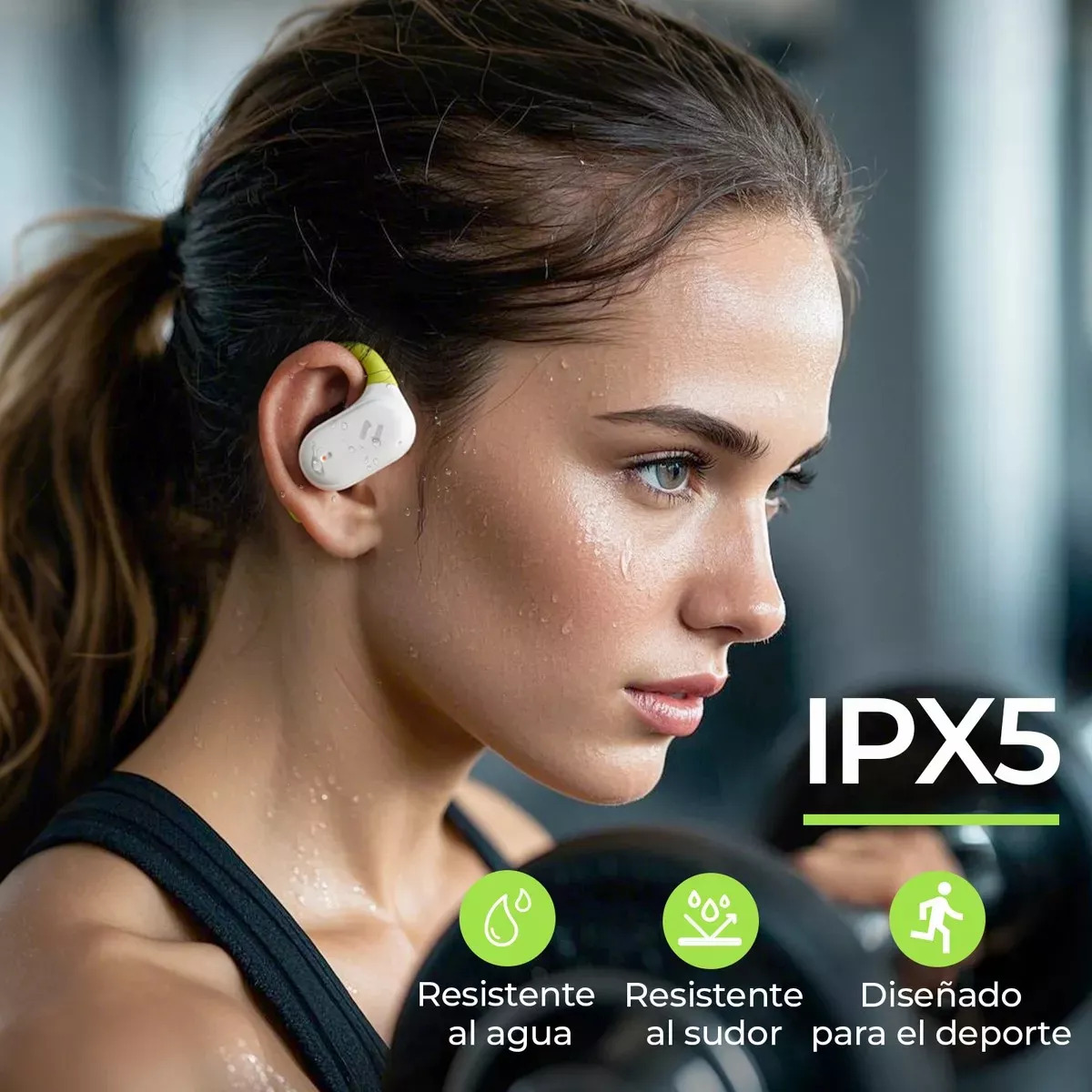 Kobieta w białych i zielonych słuchawkach, na siłowni, z tekstem 'Resistente al agua', 'Resistente al sudor'.