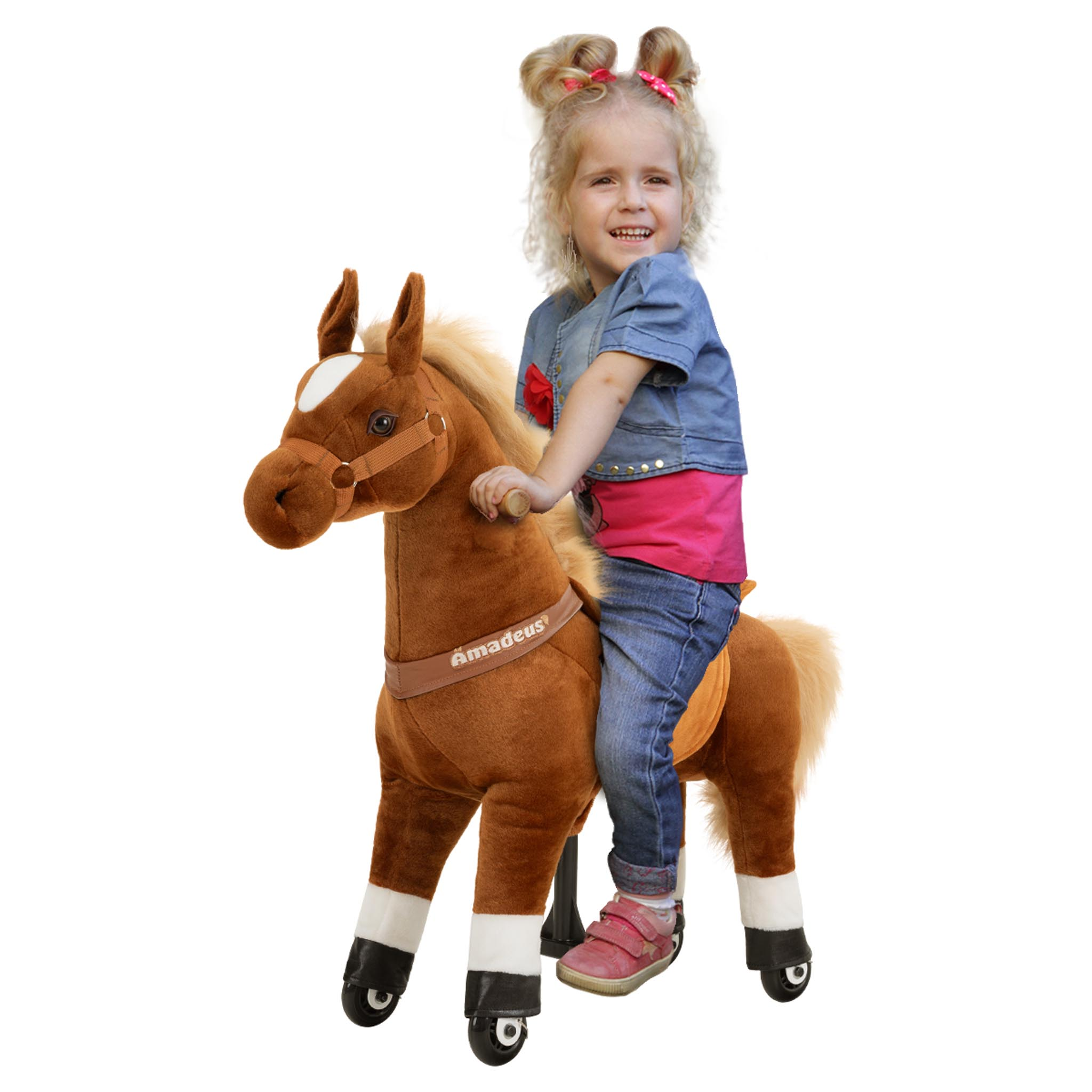 Mädchen auf einem braunen Spielzeugpferd. Sie trägt Jeans und eine Jeansjacke. Weißer Hintergrund.