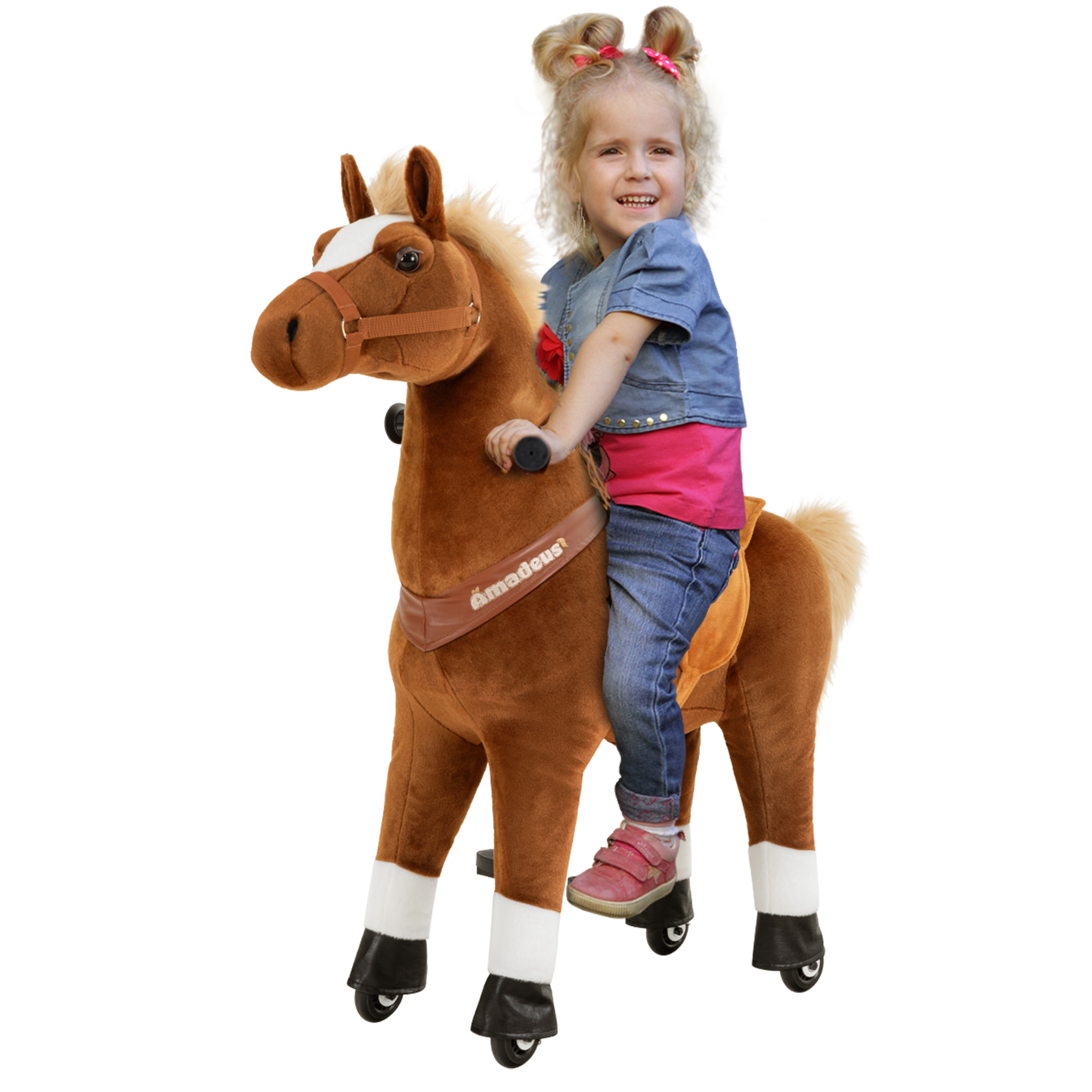 Ein kleines Mädchen reitet auf einem Spielzeugpferd vor weißem Hintergrund.