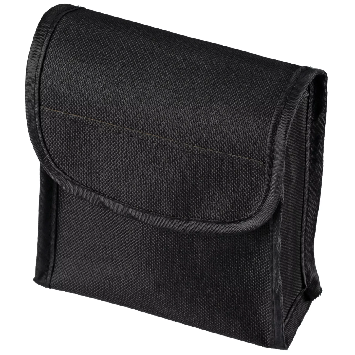 Una funda de transporte rectangular, negra, con solapa, vista de frente.