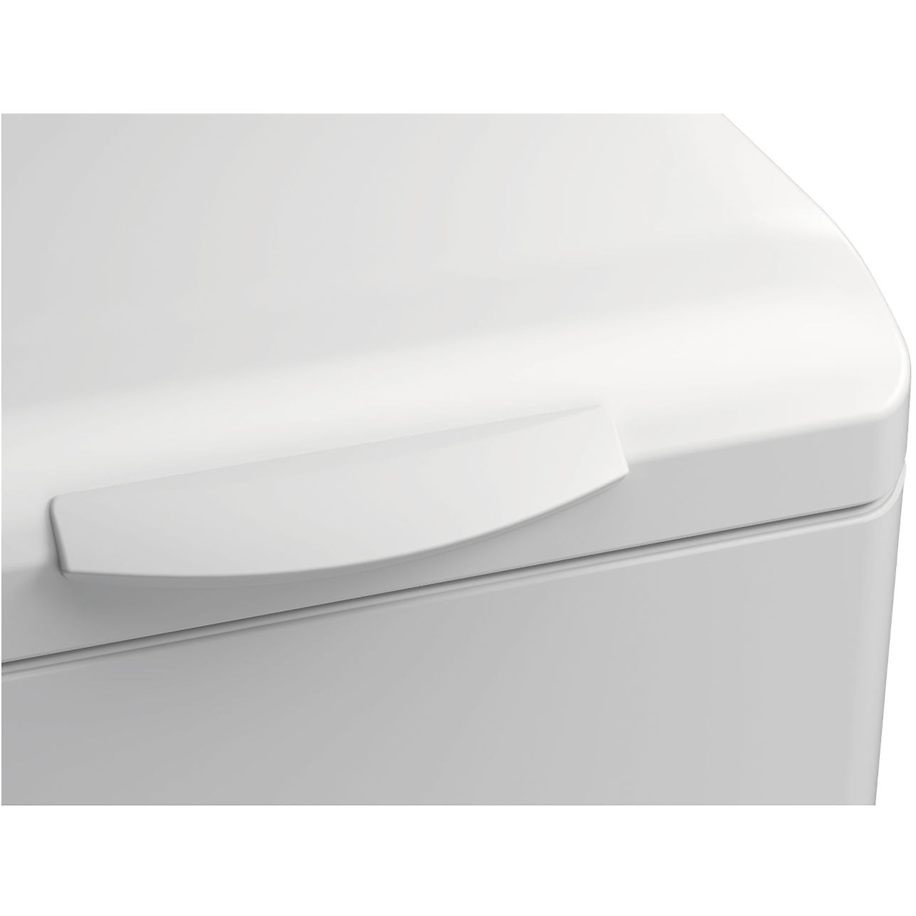 Zbliżenie białego uchwytu urządzenia, pokazujące jego prosty design i gładką powierzchnię.