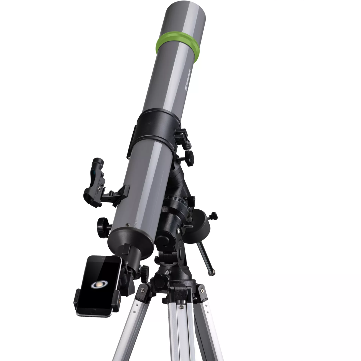 Un telescopio gris sobre un trípode con un teléfono inteligente adjunto para imágenes.