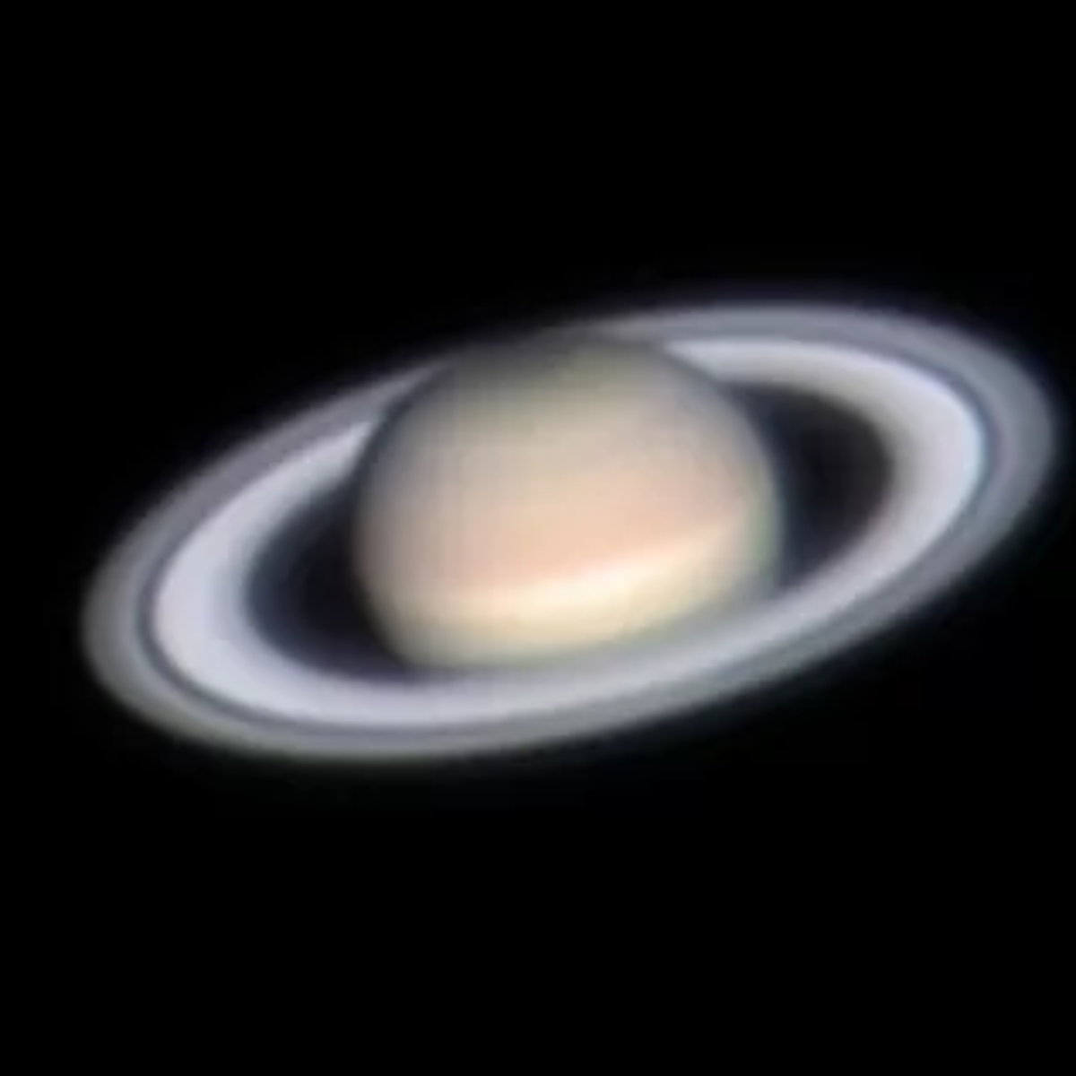 Saturno con anillos, un planeta en el espacio sobre un fondo negro.