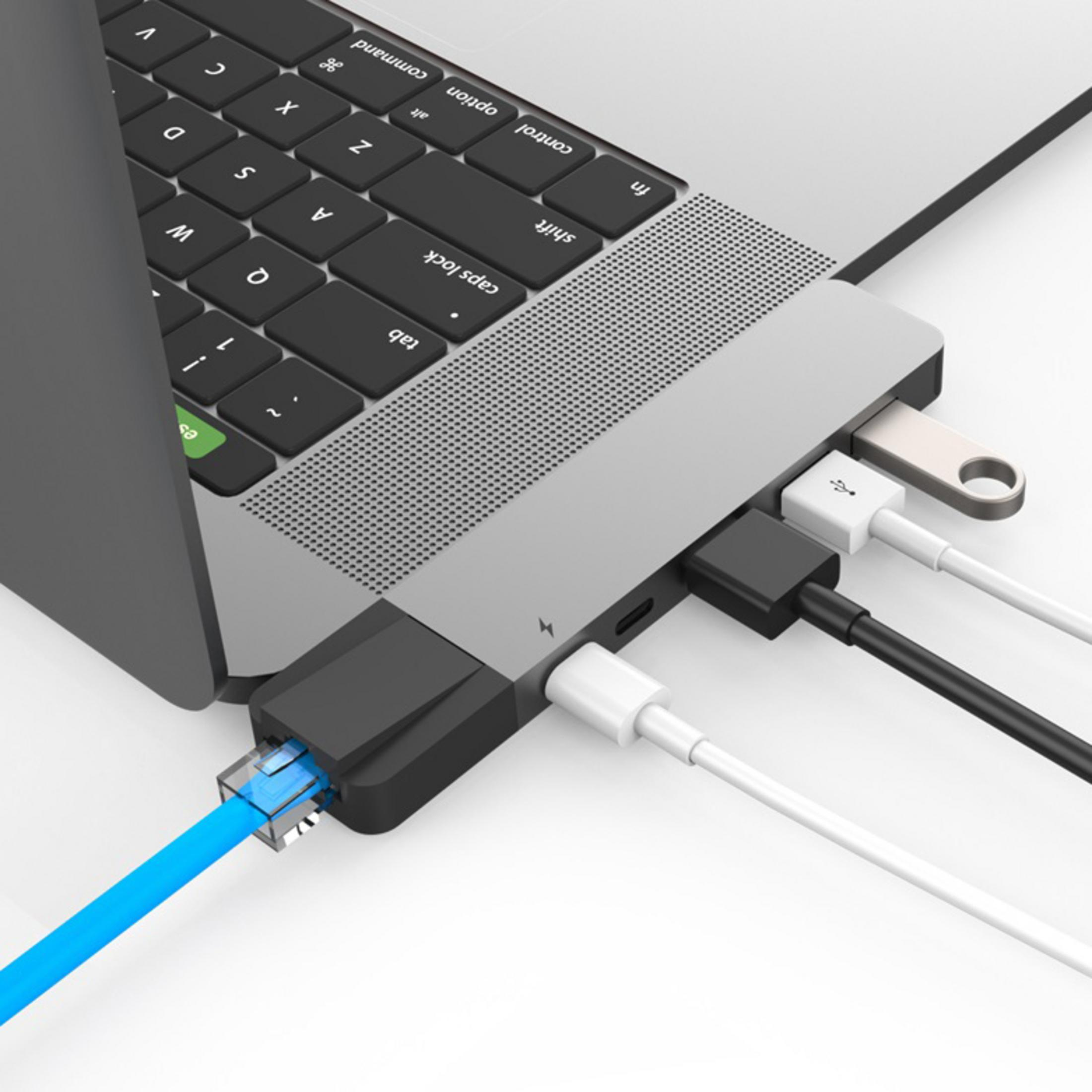 Laptop, der mit einem USB-Hub verbunden ist. Kabel angeschlossen. Ethernet-Kabel, USB-Laufwerk. Weißer Hintergrund.
