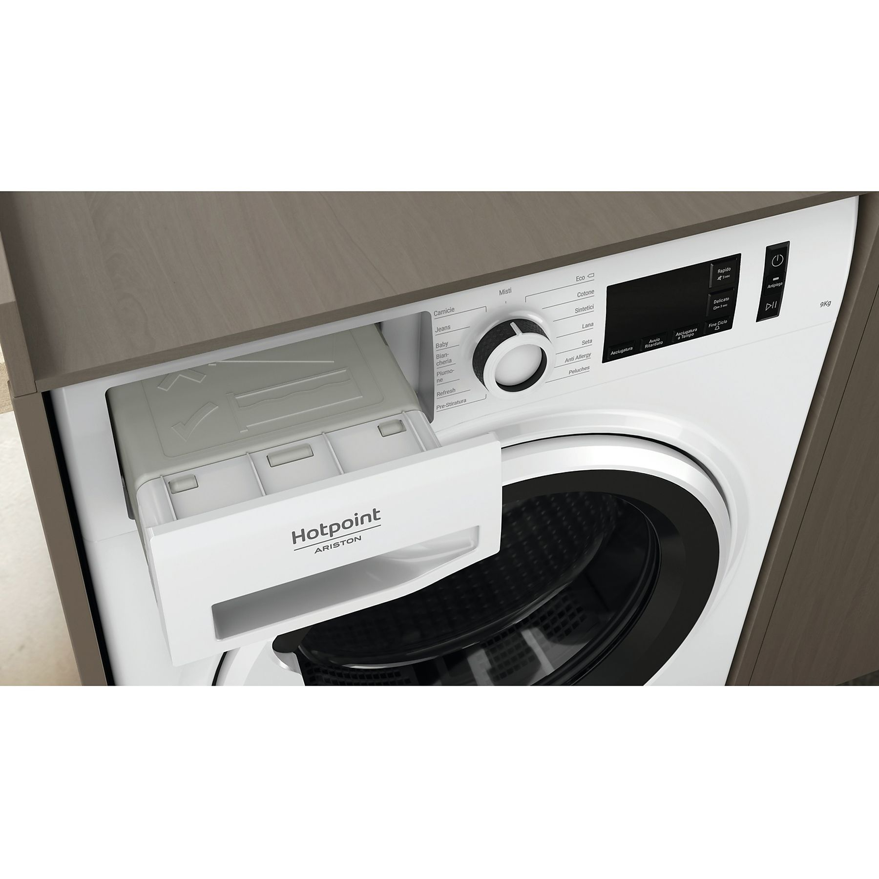 Lavatrice bianca Hotpoint Ariston con cassetto detersivo aperto.