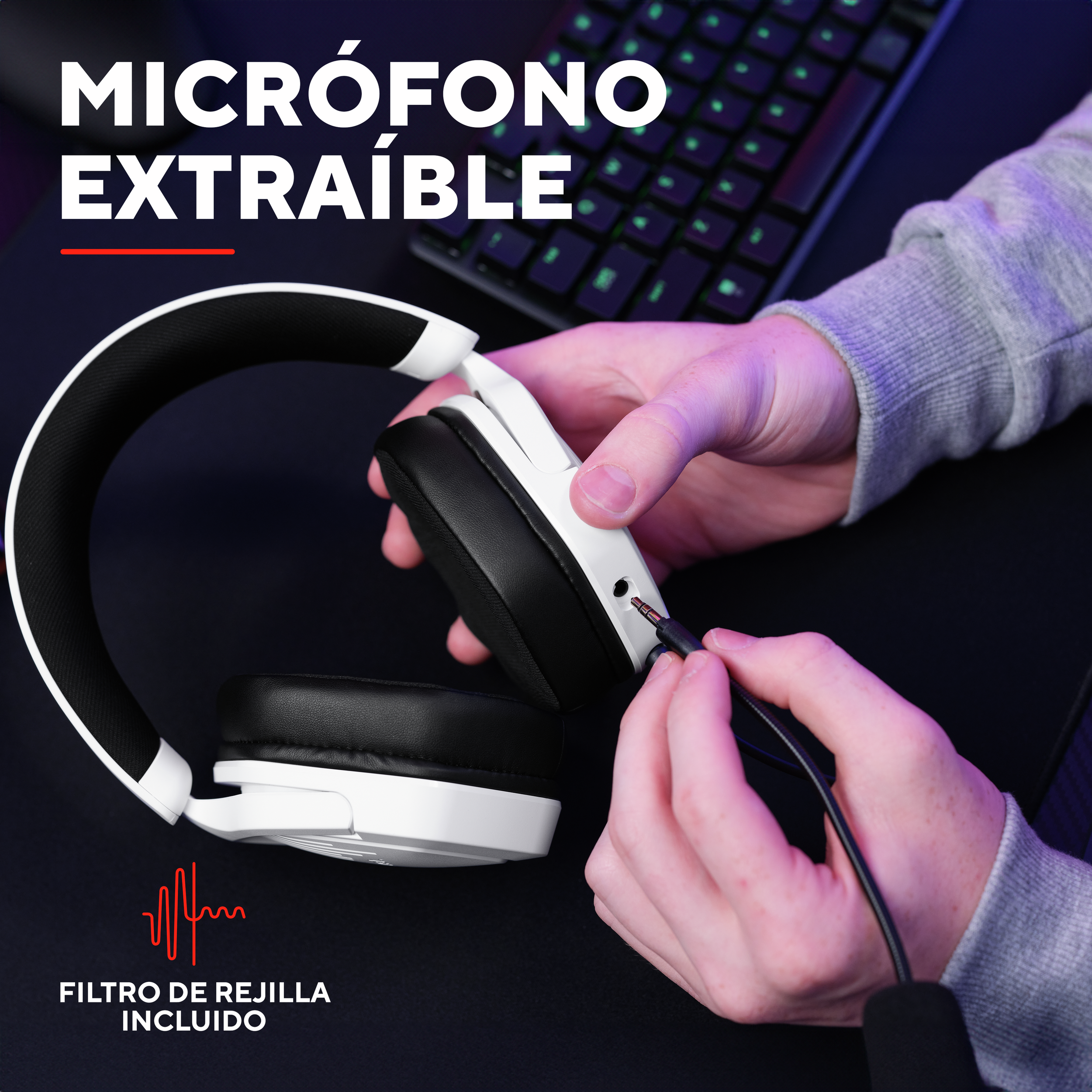 Biały zestaw słuchawkowy dla graczy z czarnymi nausznicami i odłączanym mikrofonem wpinanym przez dłoń.