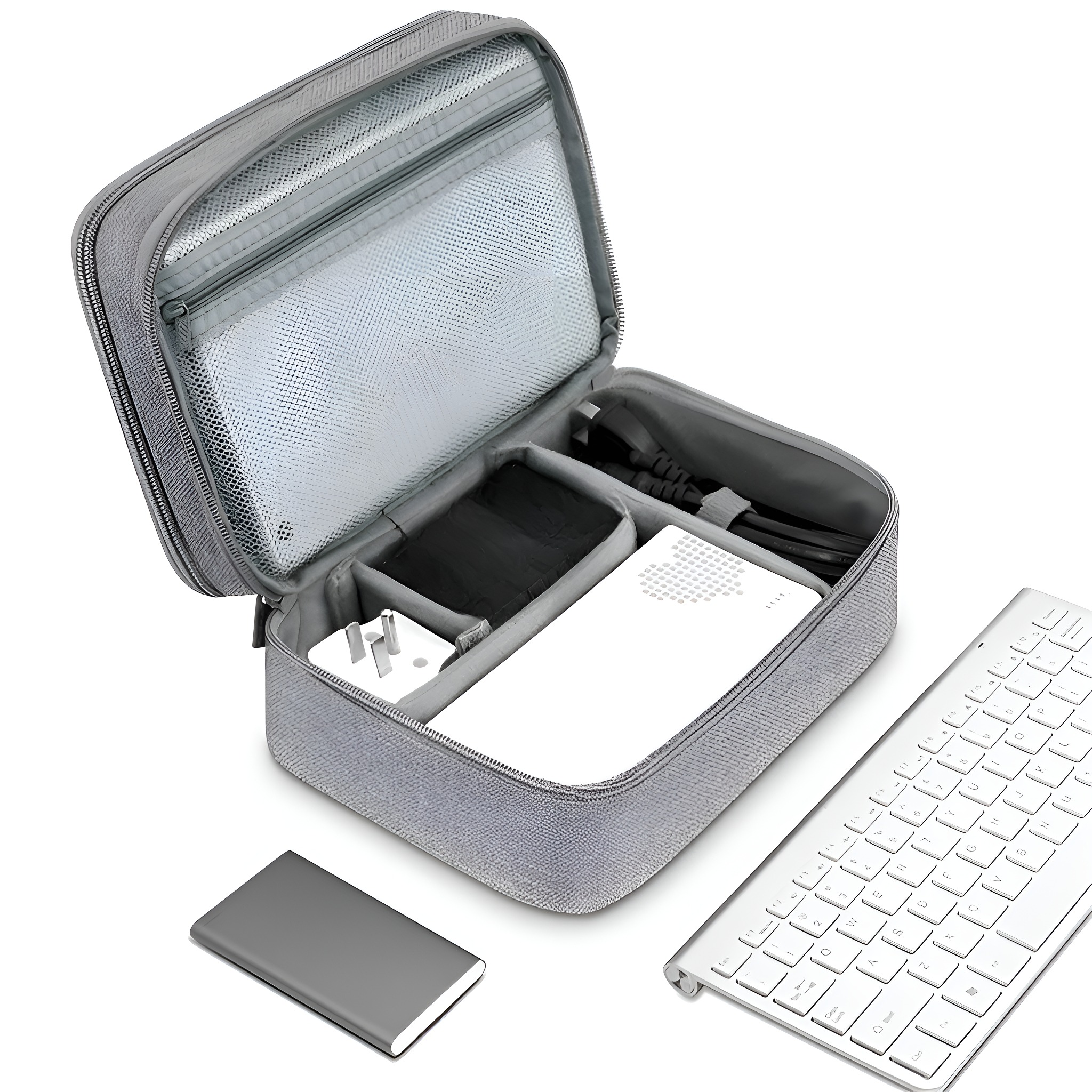 Geöffnete graue Reisetasche mit Fächern für elektronische Geräte und Zubehör.