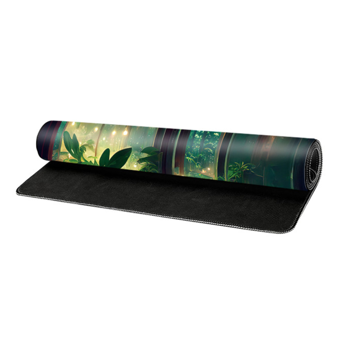 Een opgerolde yogamat met een groen en wit landschapsontwerp, geplaatst op een zwarte mat.