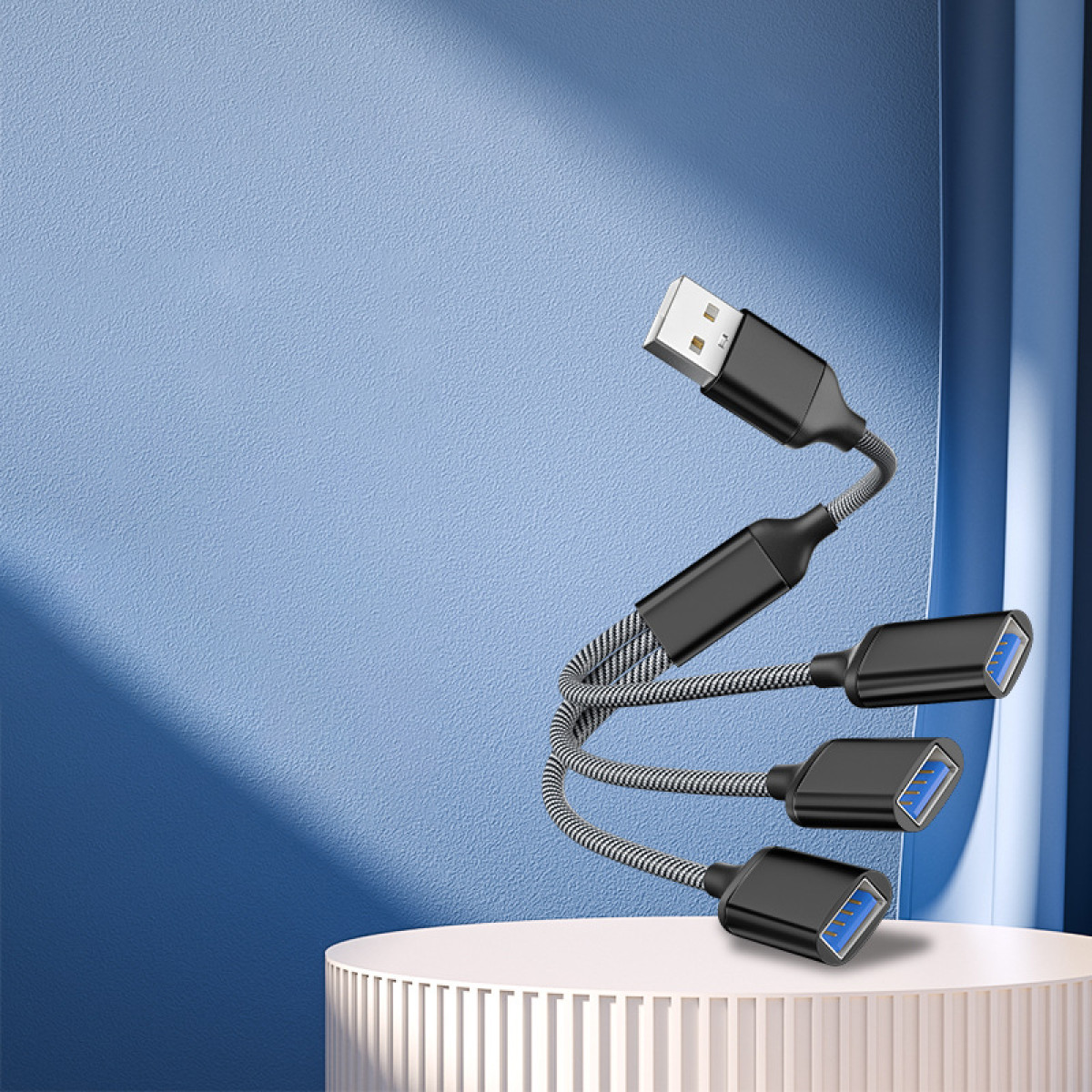 Een USB-hub met vier USB-poorten. De hub is zwart en de achtergrond is blauw en wit.