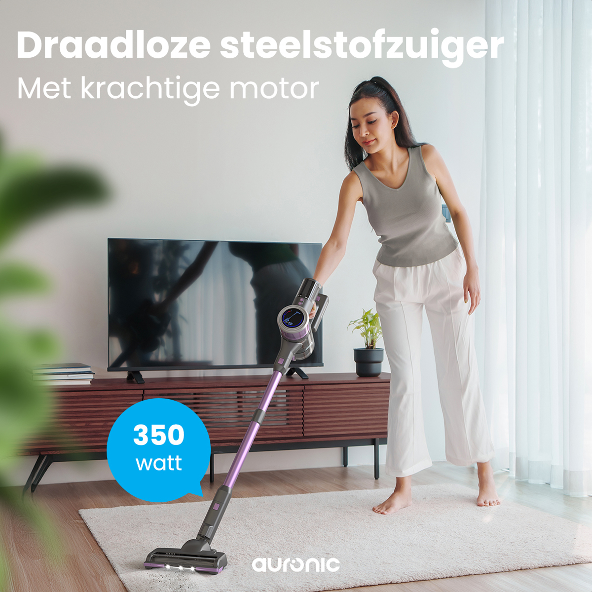Une femme utilisant un aspirateur violet dans un salon.