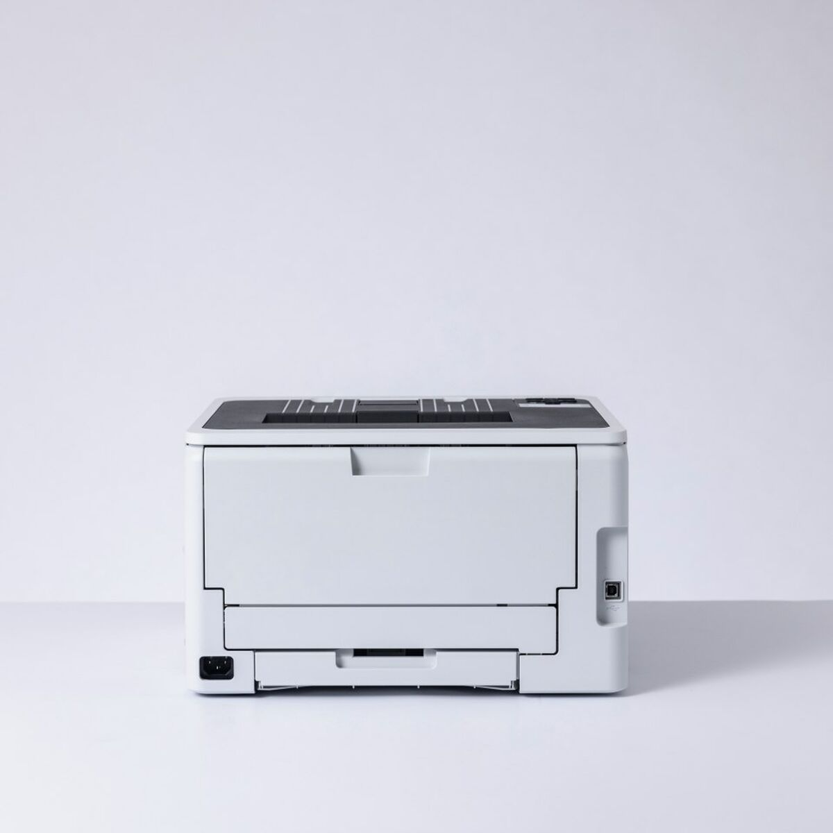 Una stampante Brother bianca è posizionata su uno sfondo bianco, enfatizzandone il design semplice e funzionale.