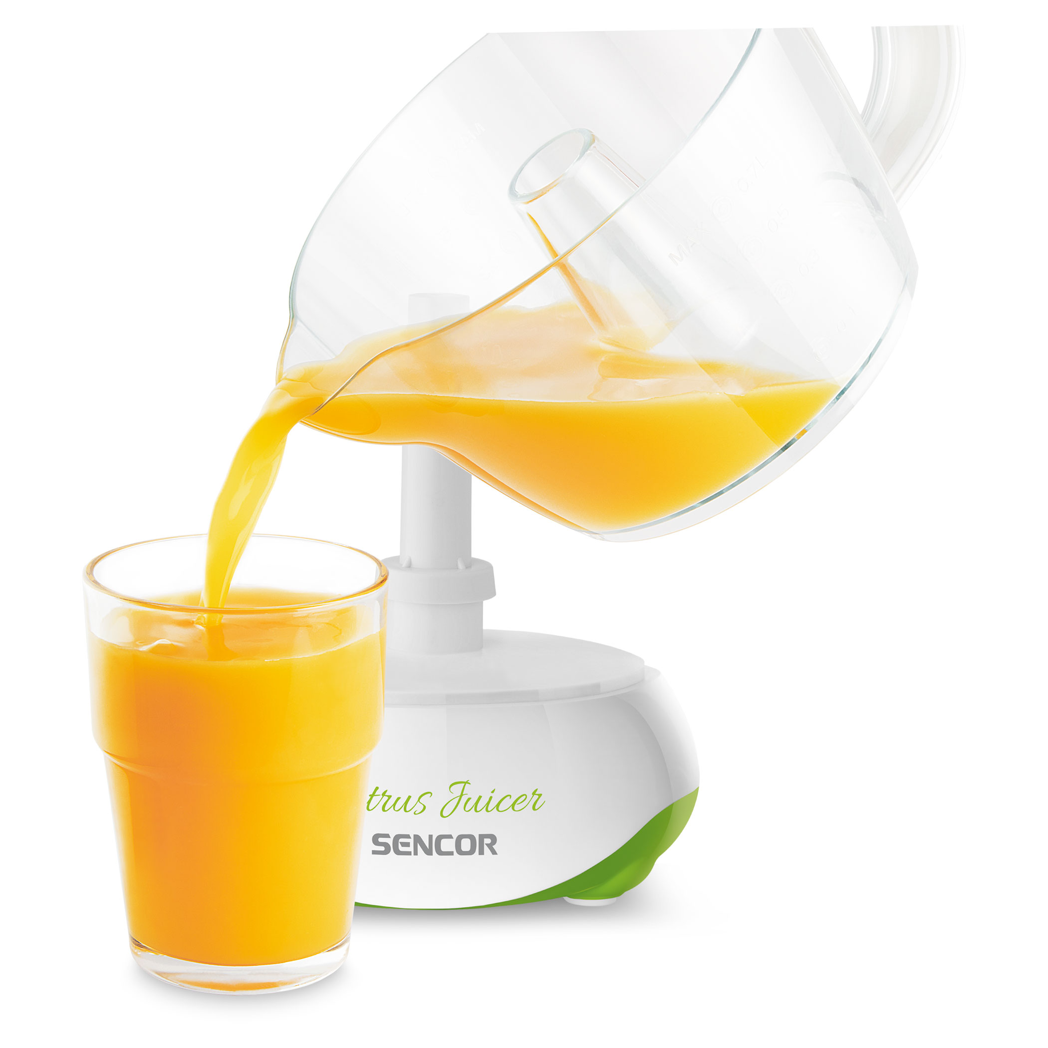 Ein Entsafter, der Orangensaft in ein Glas gießt. Der Entsafter ist weiß und grün.