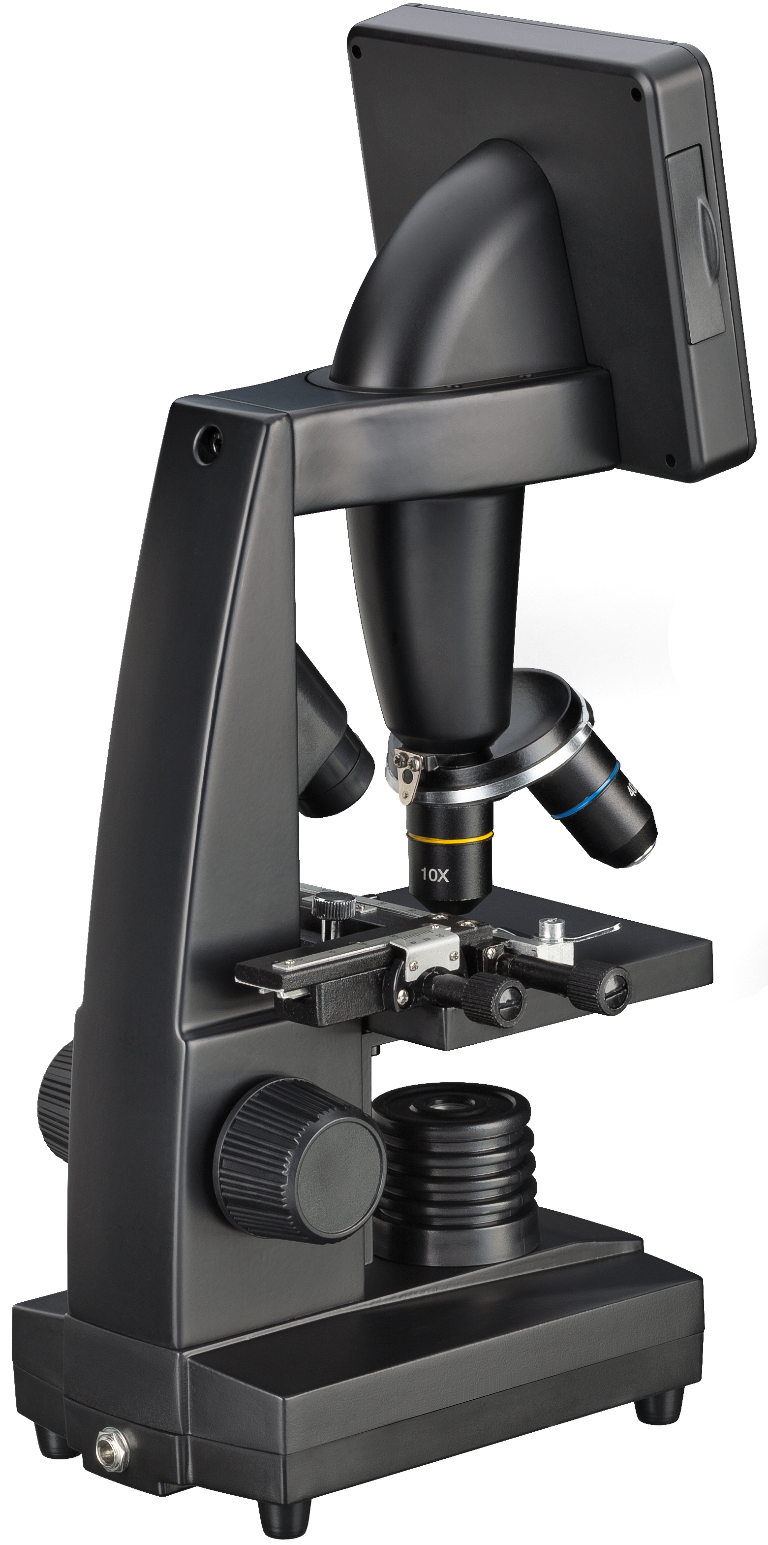 Un microscopio negro con pantalla digital, lentes y perillas ajustables, sobre un fondo blanco.