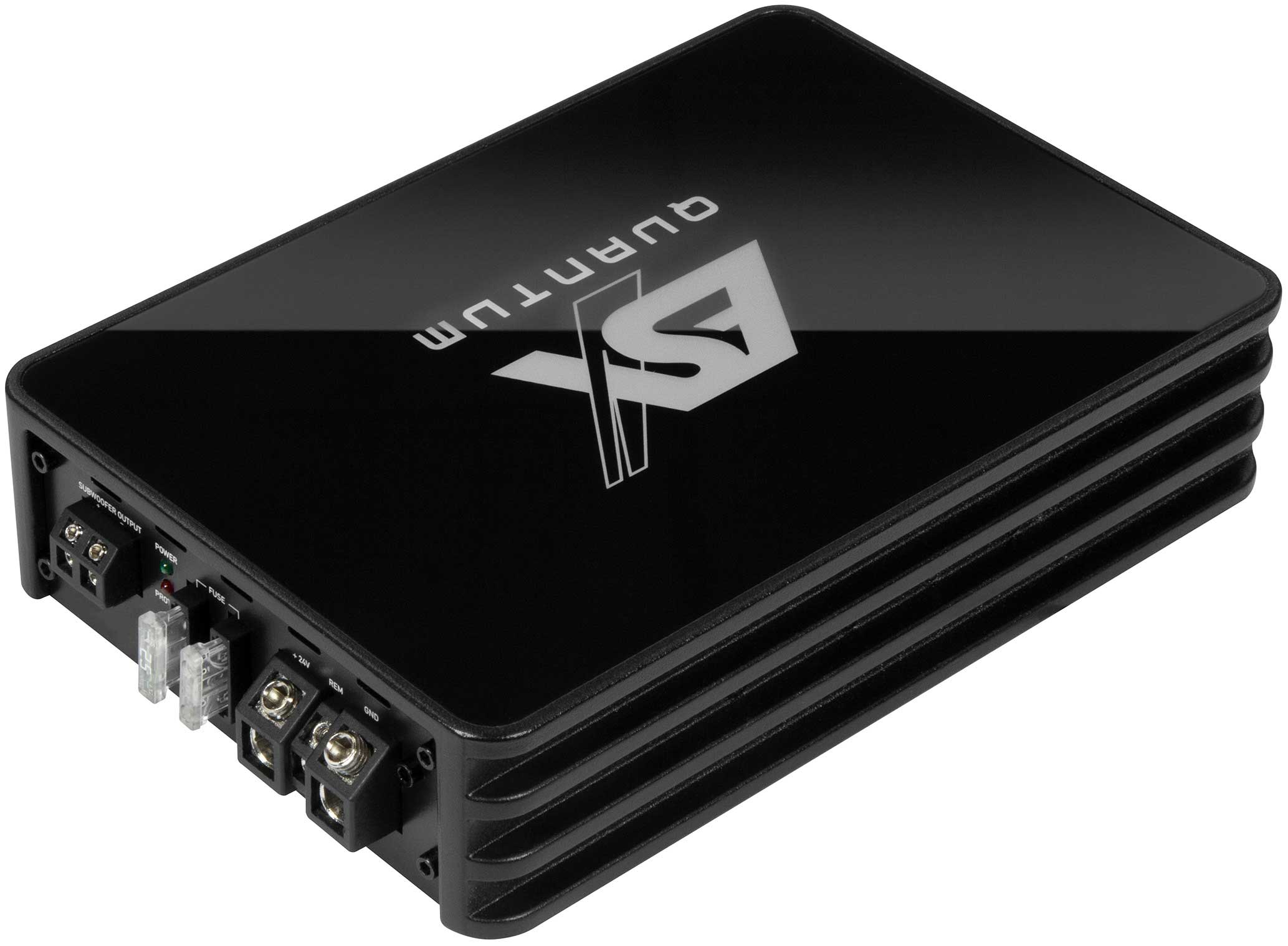 Ein schwarzer Verstärker mit Lamellendesign, beschriftet mit 'QUANTUM' und 'SX'.