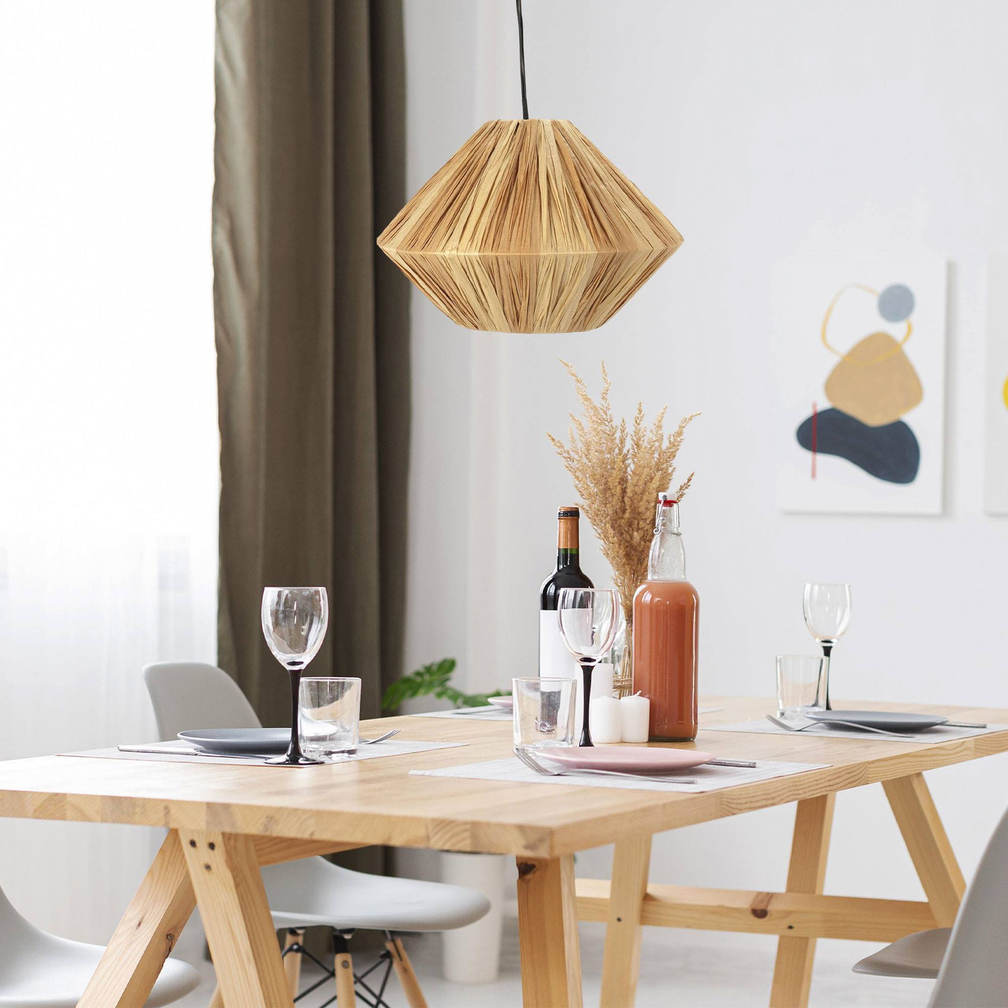 Mesa de comedor con vasos, botellas y lámpara colgante. Tonos marrones y beige.