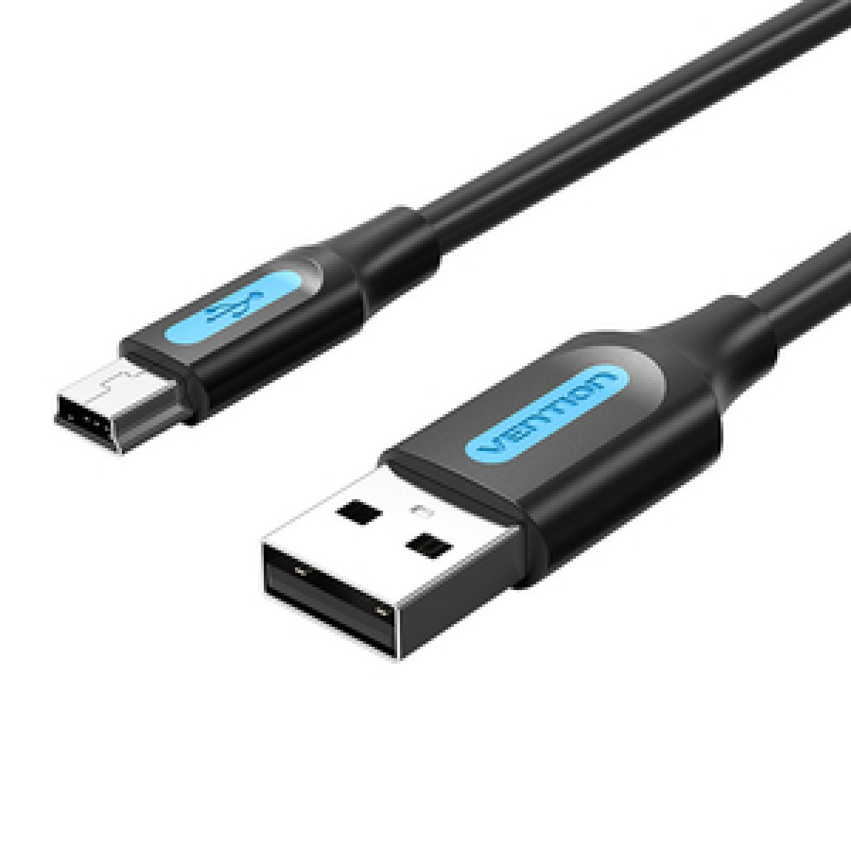 Un cavo USB nero con connettore USB-A e micro-USB su sfondo bianco.