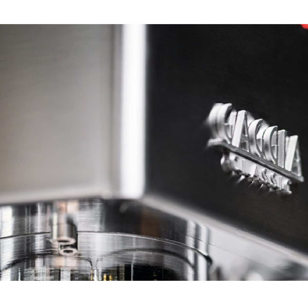 Close-up van een zilveren apparaat met de merknaam 'GAGGENAU'.