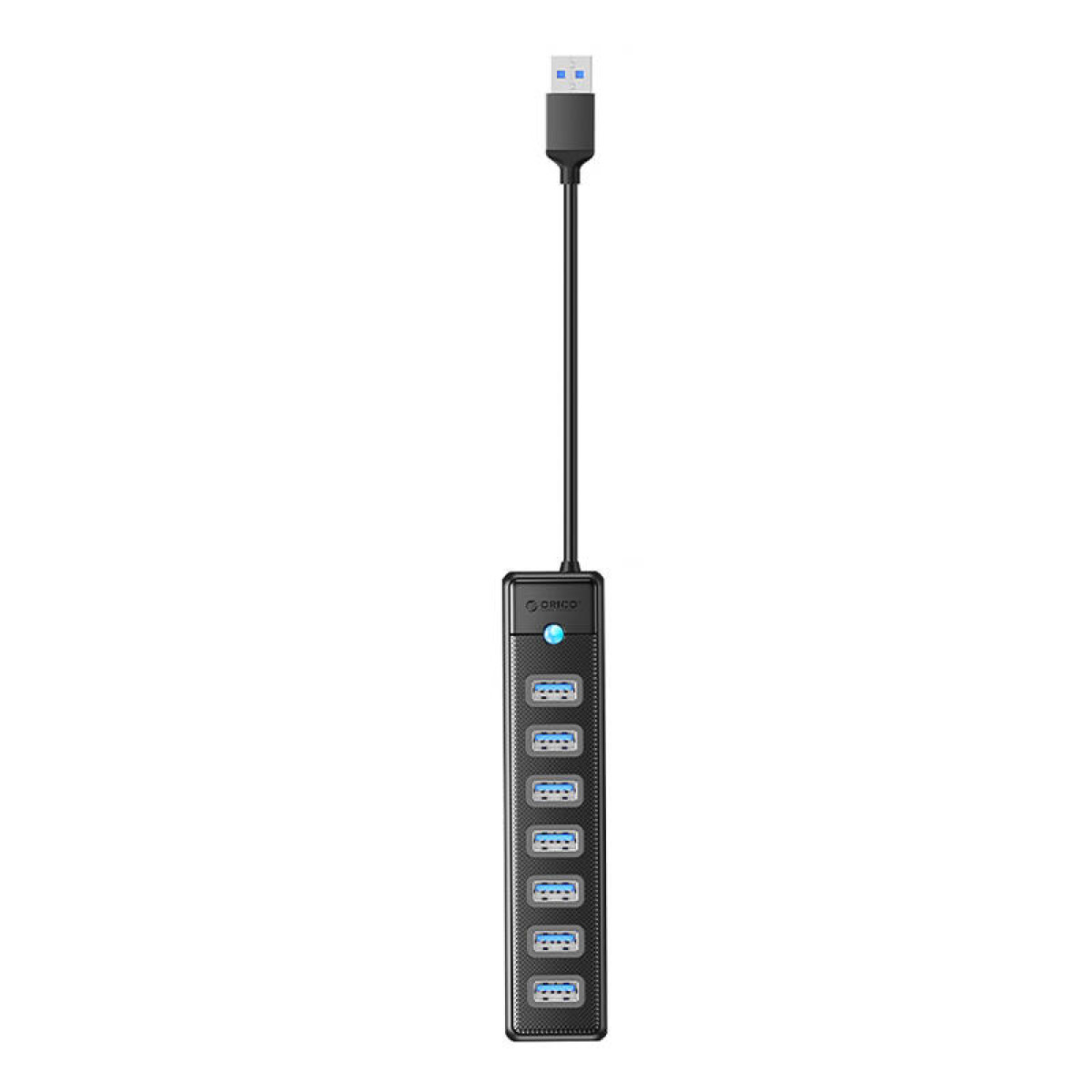 Ein schwarzer USB-Hub mit 7 Anschlüssen, einem schwarzen Kabel und blauem Licht. USB-Anschlüsse unten.