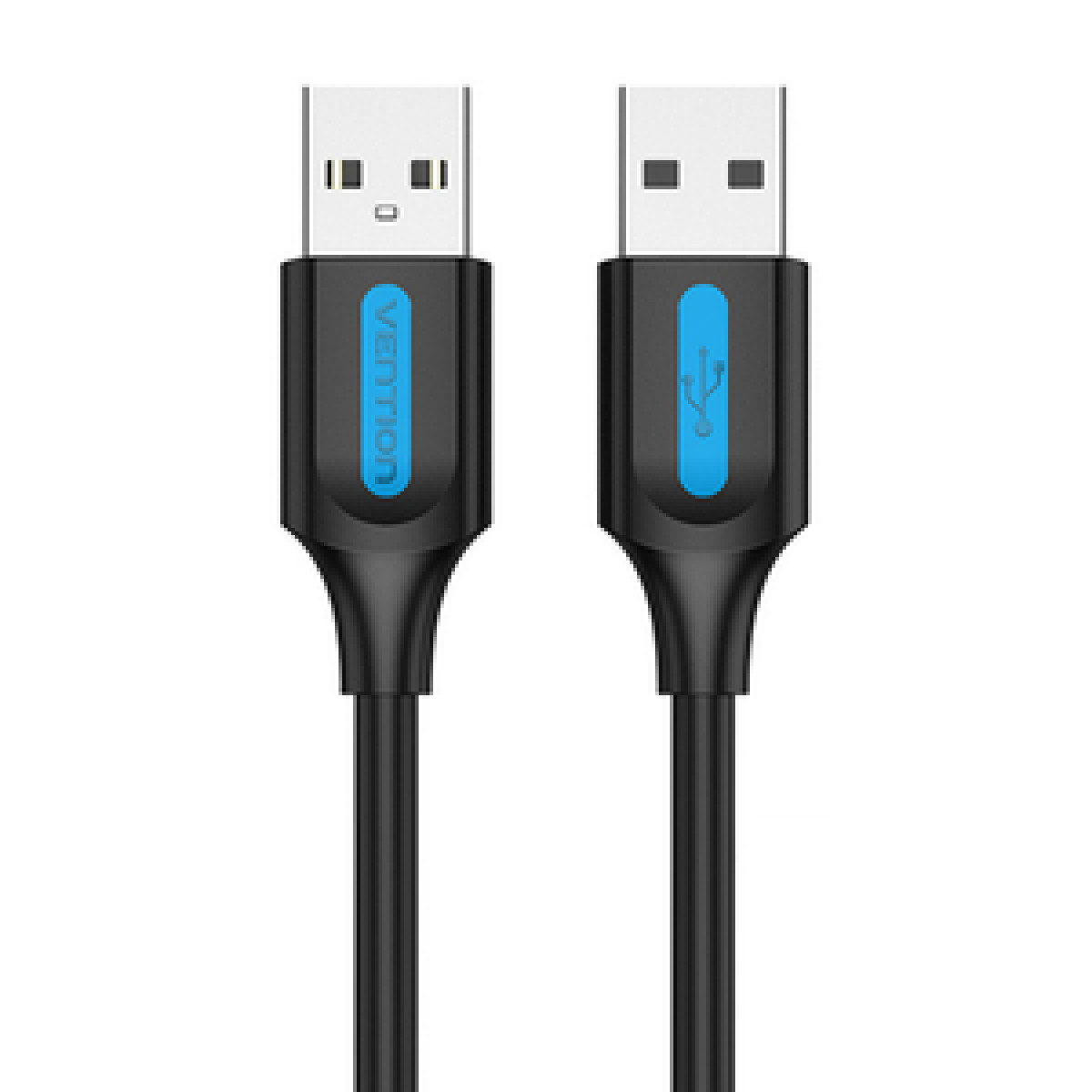 Cavi USB neri con marchio blu. Due connettori USB. Sfondo bianco.