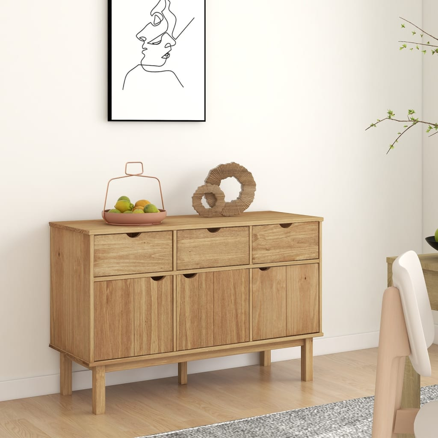Ein Holzschrank mit Schubladen und Türen, mit einem Gemälde und Dekor oben drauf.